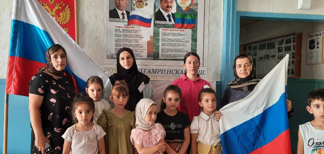 Социальный работник поздравила подопечных с Днём флага России